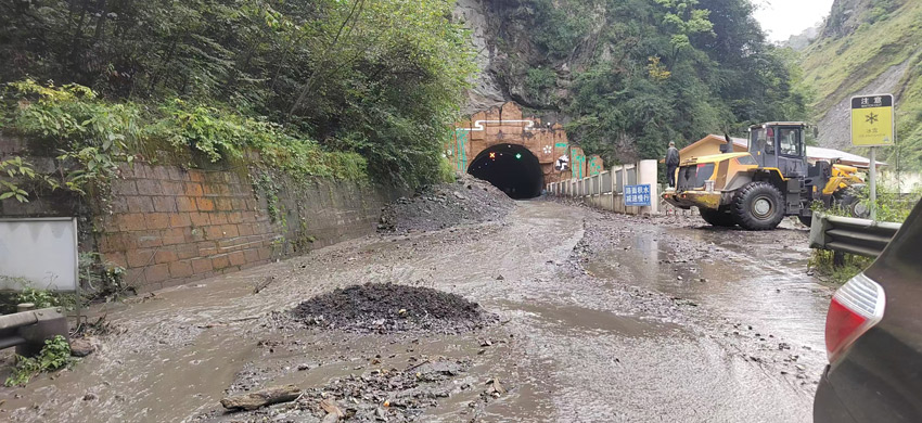 清理路面。臥龍特區供圖