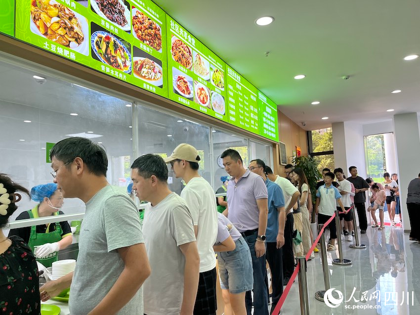 沒到午間，排隊的居民能排到門口。人民網記者 郭瑩攝