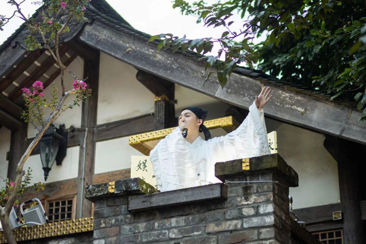 再現詩仙李白對酒當歌。寬窄巷子景區供圖