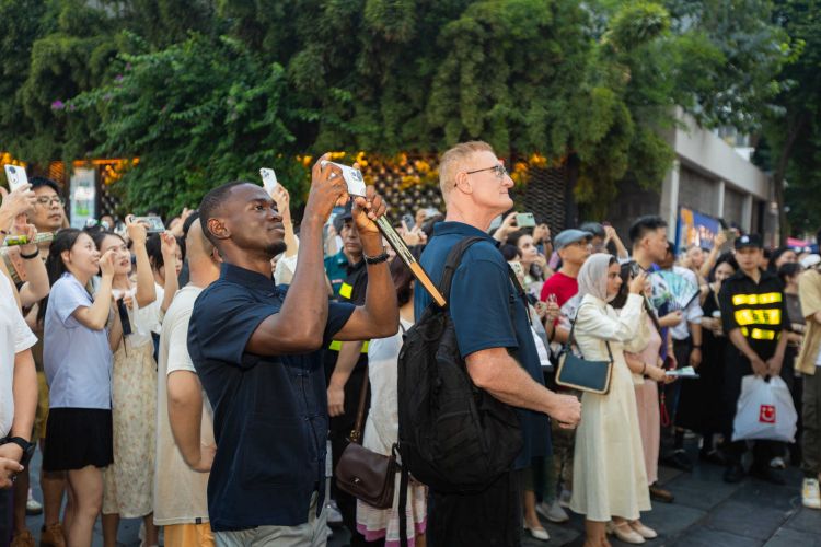 游客用手機記錄精彩節目。寬窄巷子景區供圖