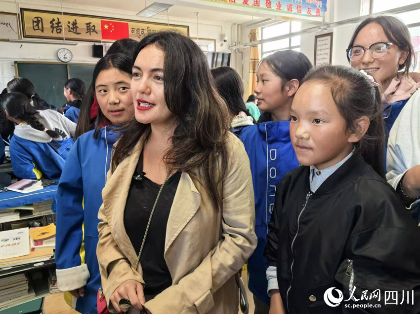 外國女記者與紅原藏文中學女生們在一起。人民網記者 劉海天攝