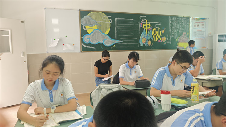 白瑪旺姆在跟班學習。青羊區教育局供圖