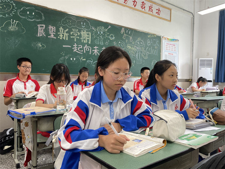 多杰卓瑪在認真聽講。青羊區教育局供圖