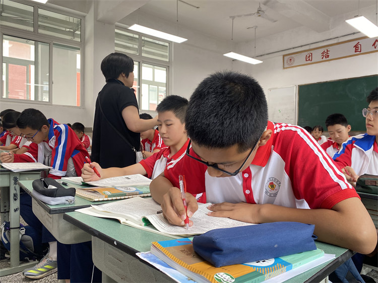 拉巴次仁在認真記筆記。青羊區教育局供圖