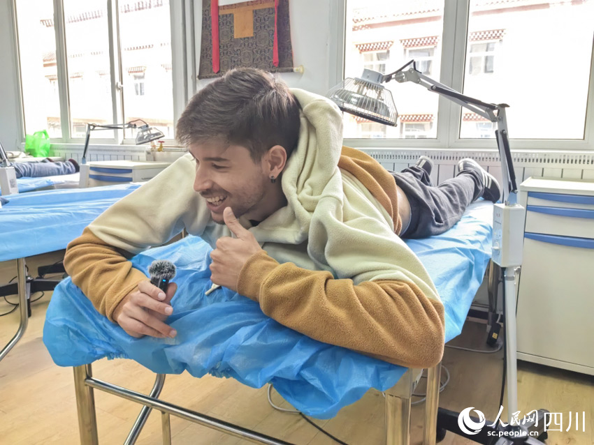 外國記者體驗藏醫療法并分享感受。人民網記者 劉海天攝