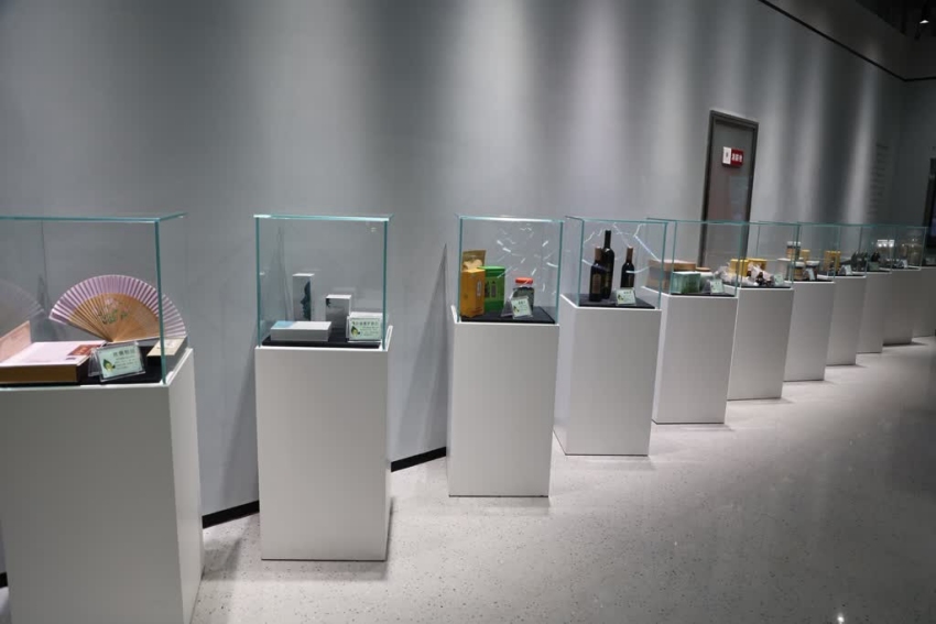 文化展示館內陳列的蠶桑系列特色產品。姚陽攝