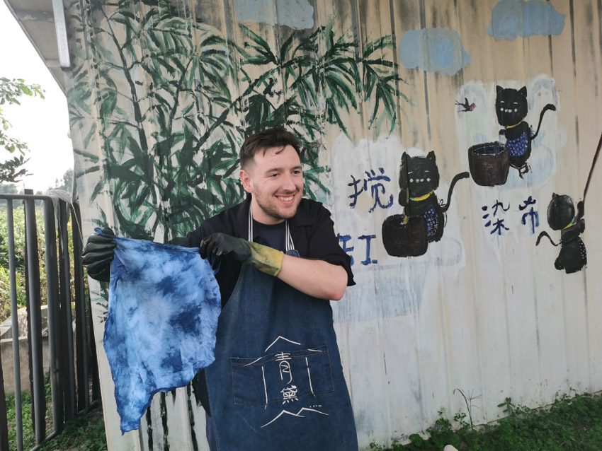 體驗扎染技藝、傳承非遺文化。人民網記者 劉海天攝