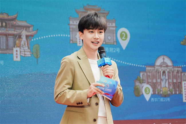 成都電視臺文旅節目主持人岳圣杰推介“同心之旅·City Walk”第三條漫游線路。成都市統戰部供圖