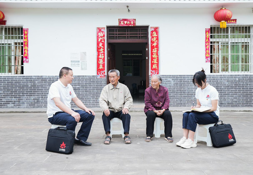 南江縣赤溪鎮紀委帶領兼職紀檢干部開展老弱病殘上門訪工作。王泠軒 攝