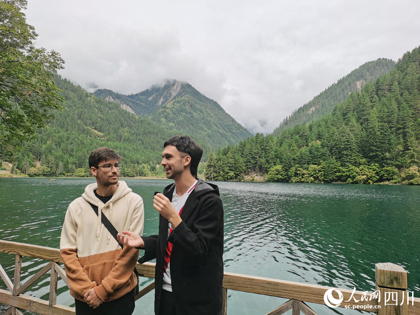 拉美媒體男記者接受采訪。人民網記者 劉海天攝