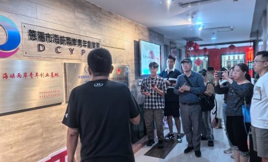 兩岸媒體代表參訪成都、德陽：探尋精彩巴蜀故事9月14日下午，在四川廣漢三星堆博物館，一件件青銅器、金器、陶器讓臺灣中天新聞主播周玉琴忍不住贊嘆。