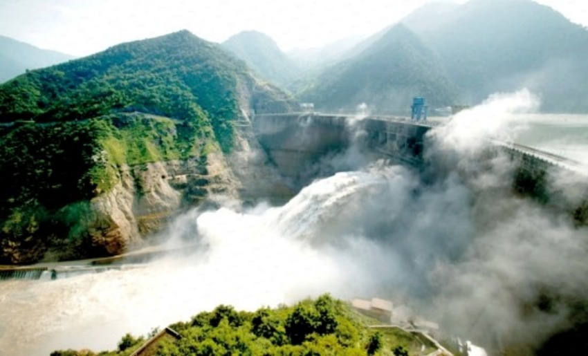 二灘水電站大壩泄洪。邱云、李貝貝供圖