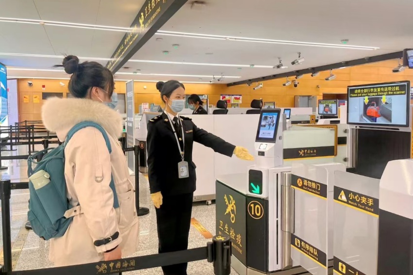 成都海關關員正在入境衛生檢疫區引導旅客通行。成都東部新區航空和口岸經濟局供圖