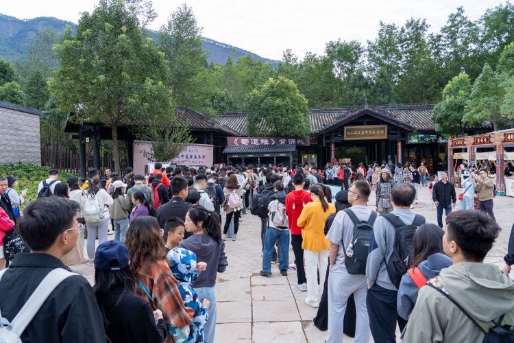 《蜀道難》背誦處排起長隊。楊文波供圖