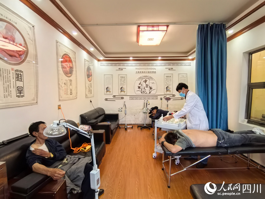 班佑村紅色康養基地治療室。人民網記者 劉海天攝