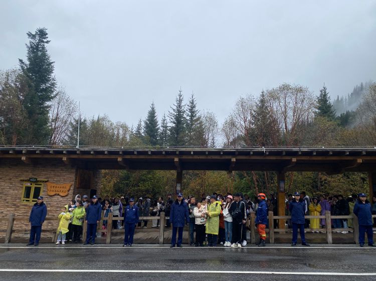 景點游客有序排隊等觀光車。九管局供圖