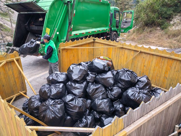 轉運景區內的垃圾。九管局供圖