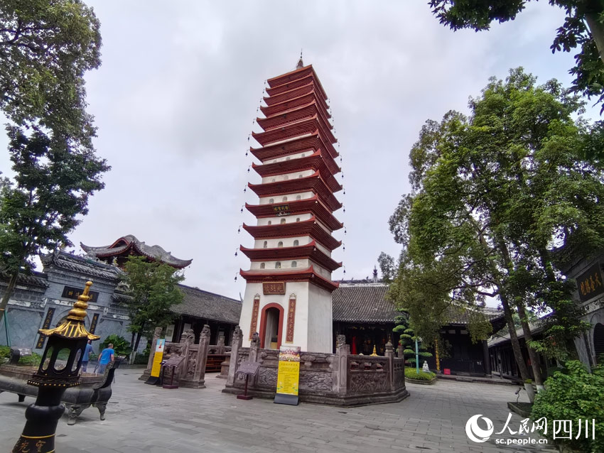 舍利寶塔是一座斜塔。人民網記者 劉海天攝