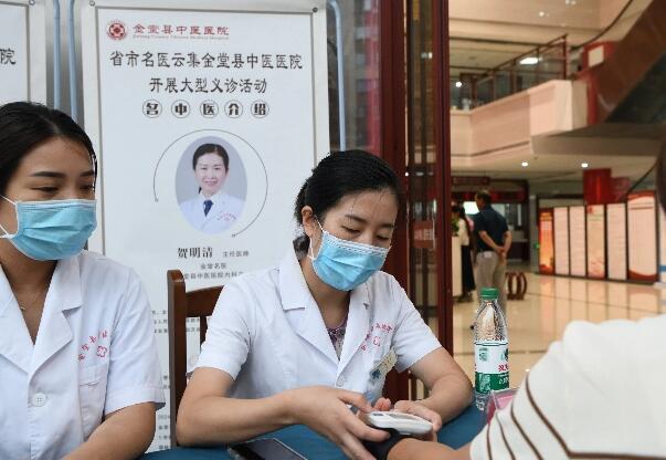 慶國慶護健康 九三學社金堂支社社員在行動近日，九三學社金堂支社的何中良、姚慶濤等醫衛社員積極參與多場大型義診活動，以實際行動踐行社會責任。