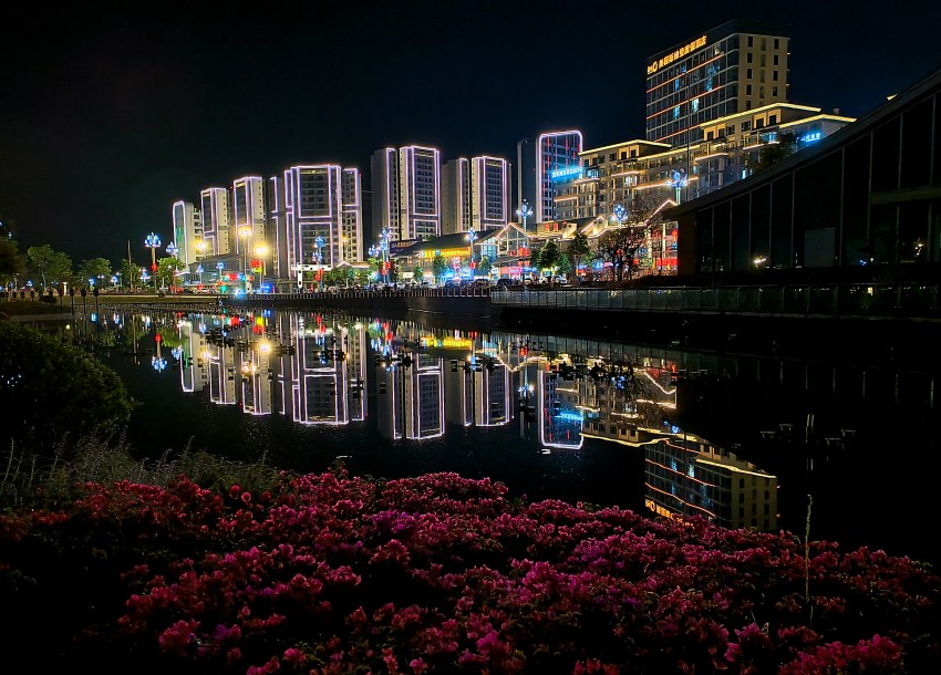 德昌濱河路夜景。德昌縣委宣傳部供圖