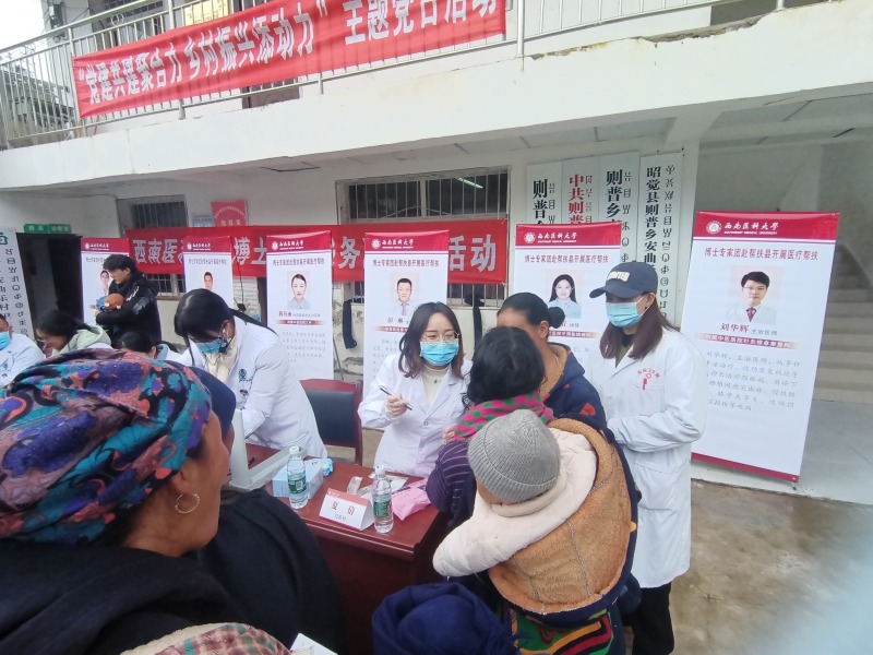 義診活動。黃靜攝