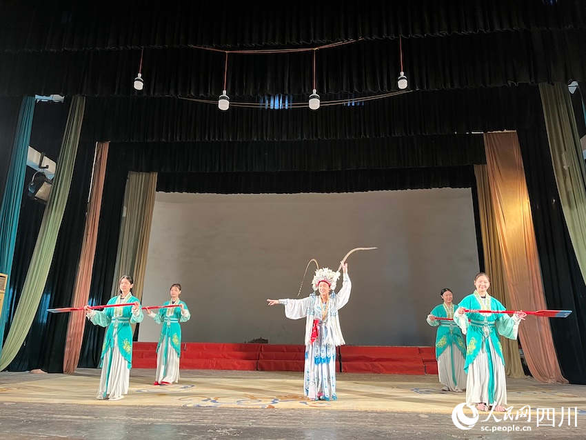 新人們在老舞臺上進行排演。人民網記者 郭瑩攝