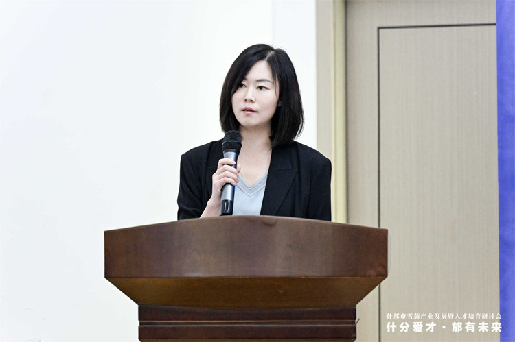 什邡市委常委、市委組織部部長唐艷講話。