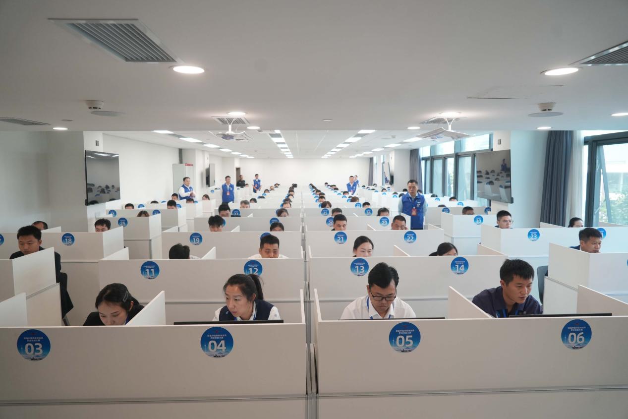 筆試環節，選手認真作答。主辦方供圖