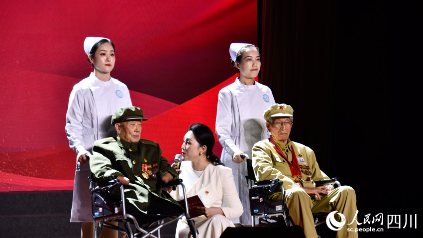 主持人現場采訪老英雄。人民網 趙祖樂攝