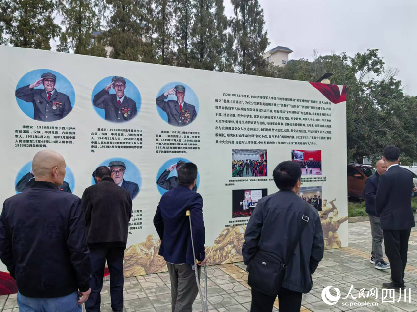 參觀者學習老英雄們的事跡。人民網記者 劉海天攝