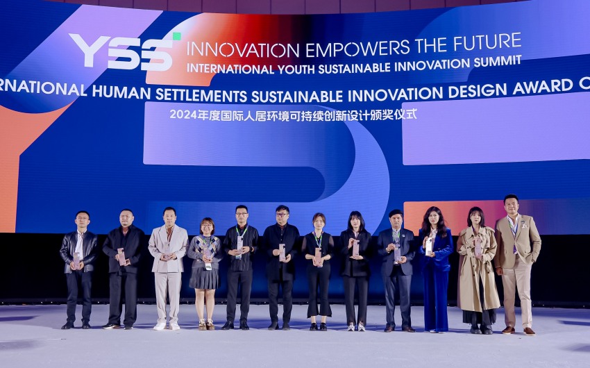 五冶設計研究院總建筑師楊飛寧（左一）獲獎留影。中國五冶集團供圖