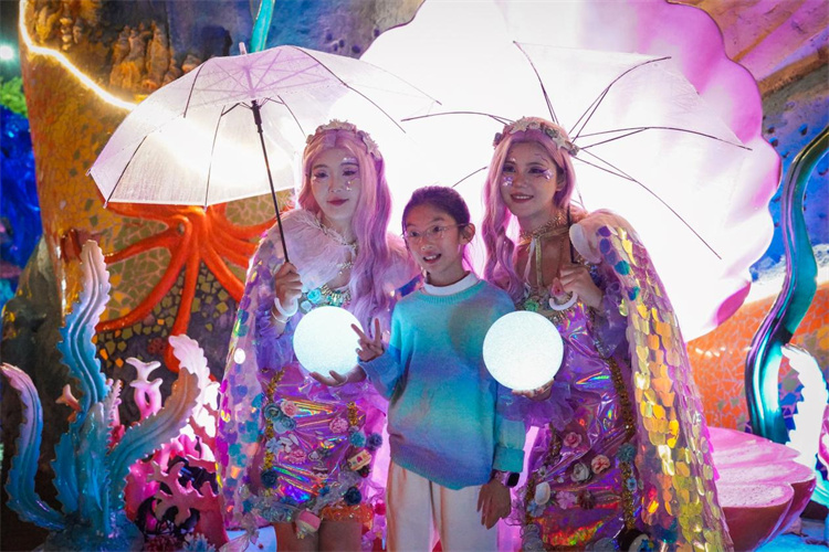 與情景表演中主角合影。主辦方供圖