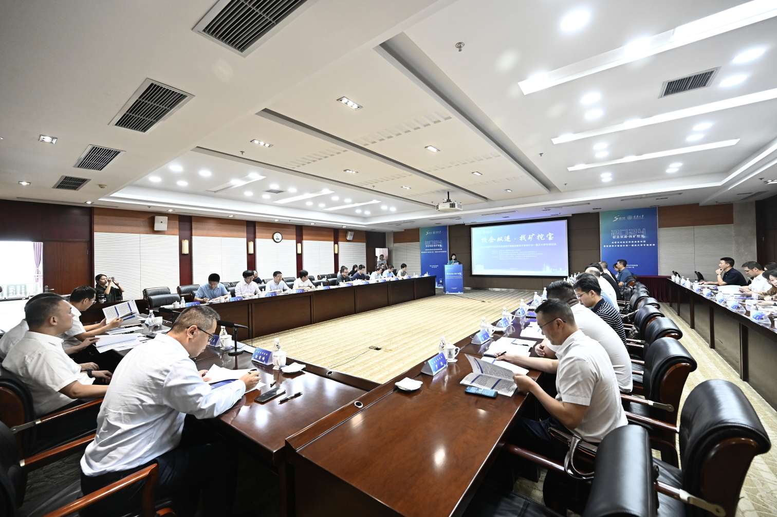 成都雙流與重慶大學深入開展“校地企”合作7月17日，成都市雙流區與重慶大學在重慶大學（沙坪壩校區）成功舉辦了一場別開生面的“校企雙進·找礦挖寶”科技成果對接暨航都英才智培計劃——重慶大學專場活動。