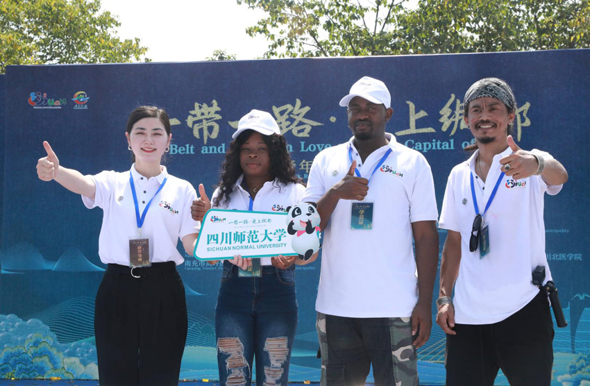 當地舉辦研學活動，讓外國青年感受到“綢都”的魅力。高坪區融媒體中心供圖