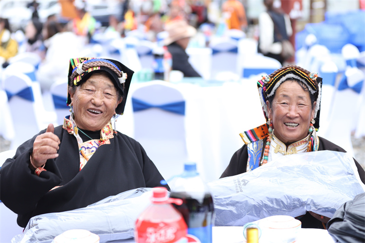 為老人贈送保暖衣。黑水縣委宣傳部供圖