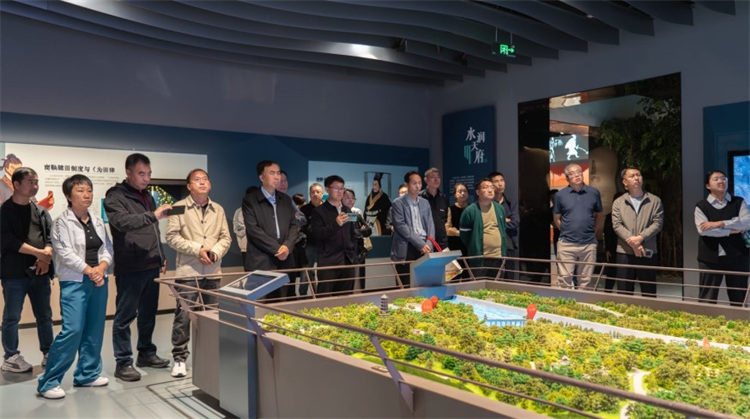 與會嘉賓考察中國天府農業博覽園。主辦方供圖