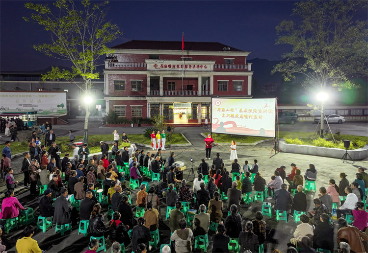 志愿者在高興鎮花廟嘴村文體廣場，用文藝節目的形式為村民宣講黨的富民政策。邱海鷹、劉南賢供圖