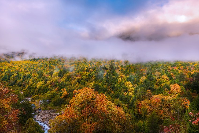 五彩谷。二郎山喇叭河景區供圖