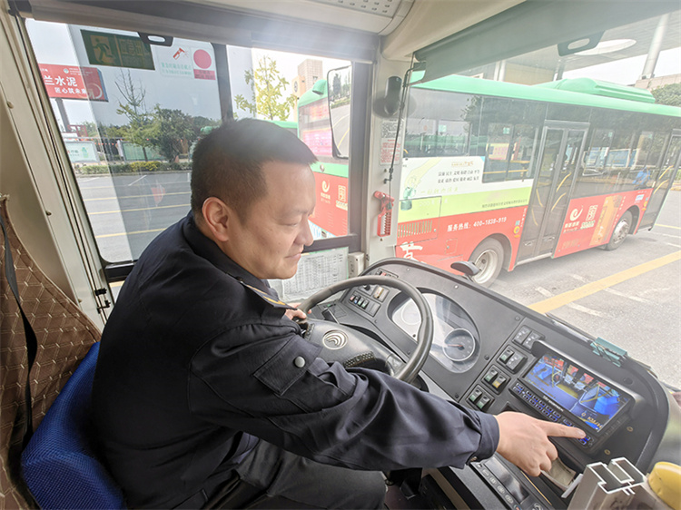 公交司機準備發車。