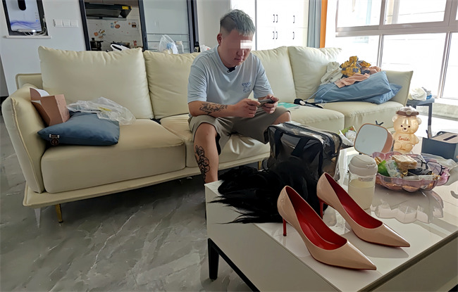 “張若雪”的日常作案“裝備”：高跟鞋、假發。劉云濤供圖