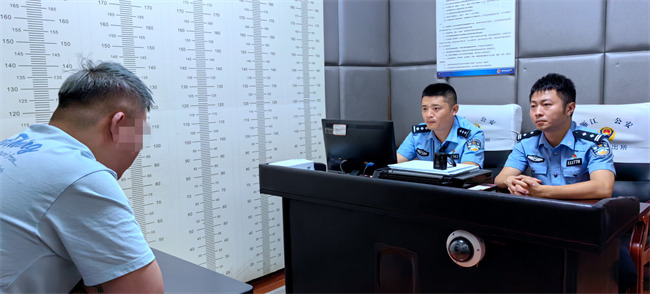 資陽市公安局雁江區分局民警審訊現場。劉云濤供圖