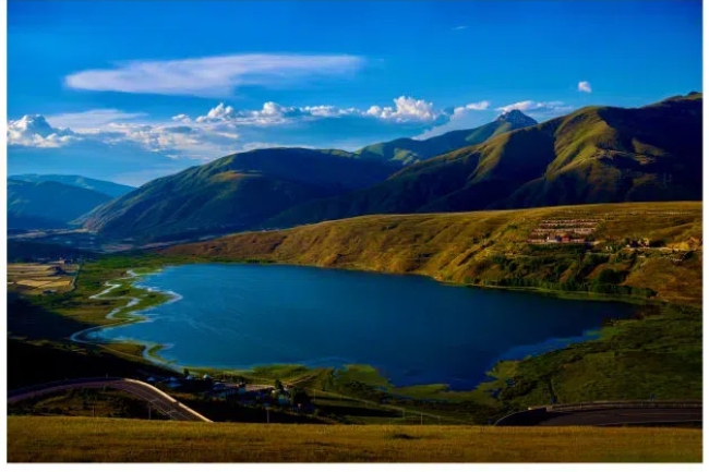 貢布澤仁的家鄉：爐霍縣卡薩湖牧區爐霍瓦須。索朗刀登攝