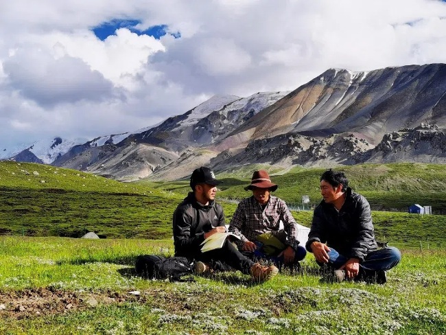 貢布澤仁在青海果洛州牧區做入戶訪談調研。索朗刀登攝