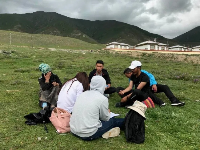 貢布澤仁與學生青海玉樹牧區調研。索朗刀登攝