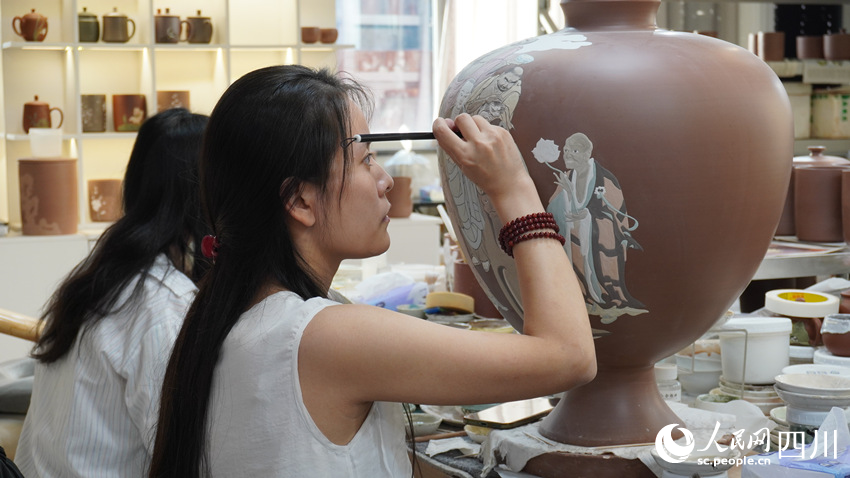 丁玉蝶正專注于陶器彩繪。楊鎧樂攝