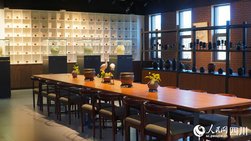 貢陶科技有限公司展廳內陳列的文創陶產品。人民網 趙祖樂攝