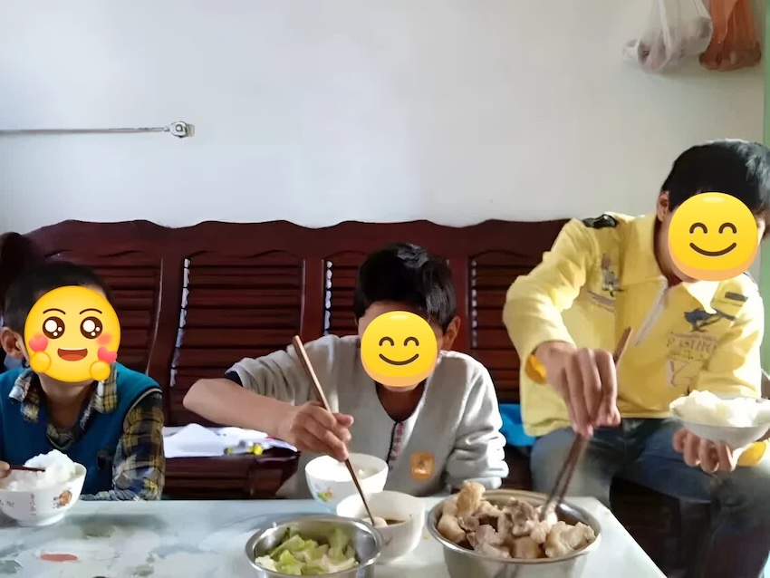 十年間，寧寧輝輝兩兄弟和賈小燕的孩子一起長大。受訪者本人供圖