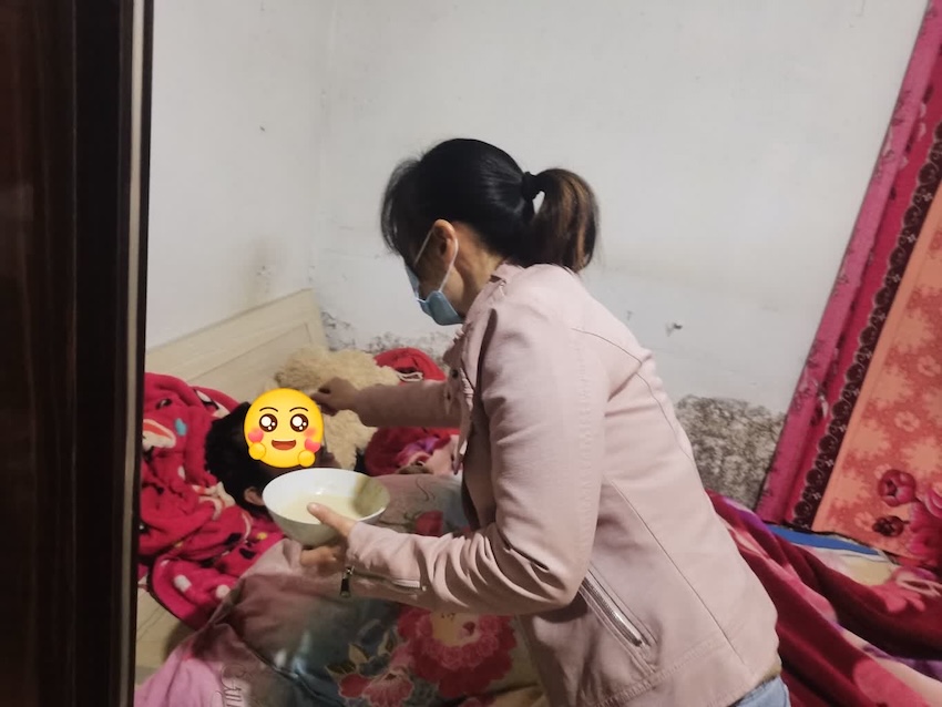 賈小燕為社區患有重癥肌無力的居民送飯。受訪者本人供圖