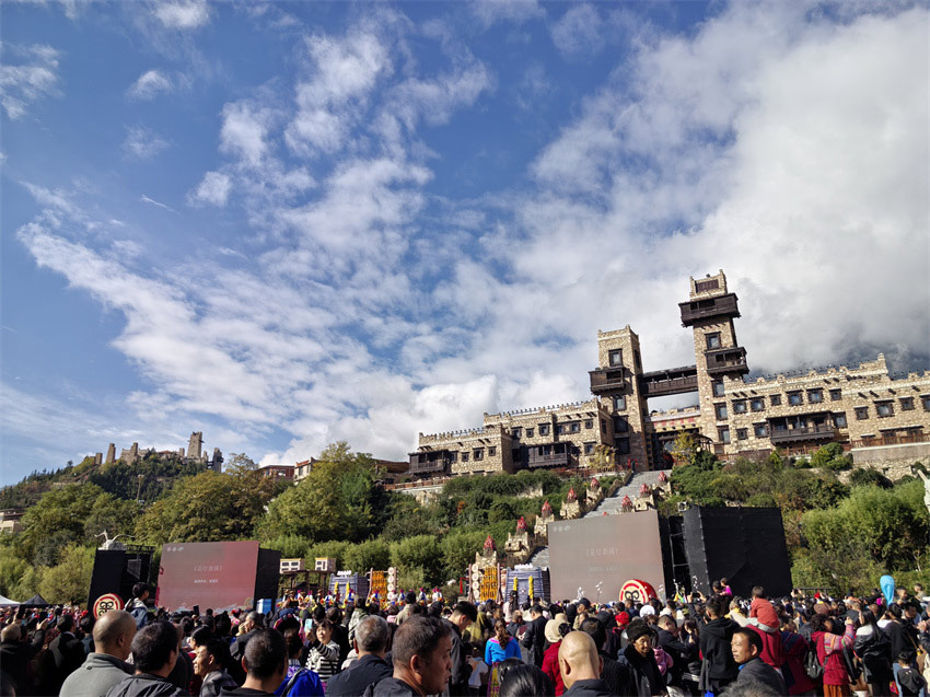 古羌城下，人山人海慶新年。人民網記者 劉海天攝