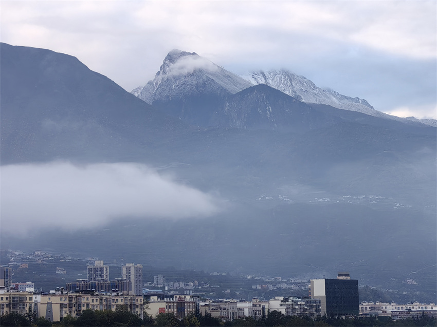 雪山下的縣城像公園——四川省阿壩州茂縣。人民網記者 劉海天攝